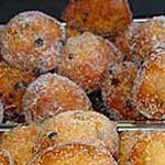 Oliebollen met appel en rozijnen